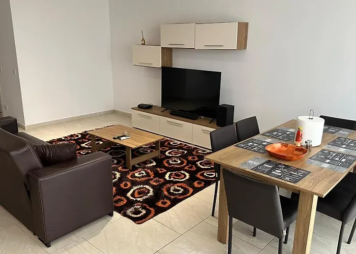 Your Elegant Home Away From Home Shared Apartment Only With Host