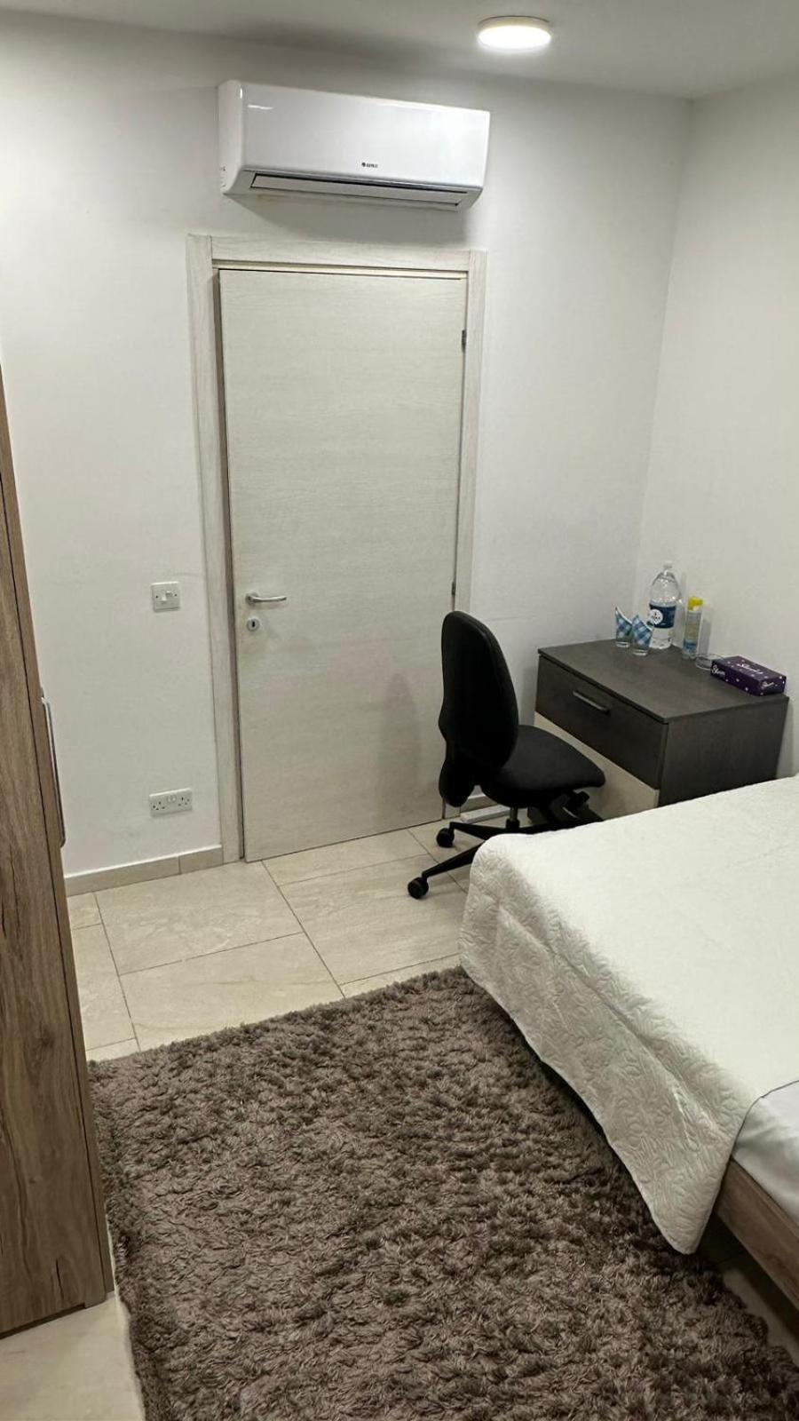 Your Elegant Away From Shared Only With Host Gazde/Camere de închiriat