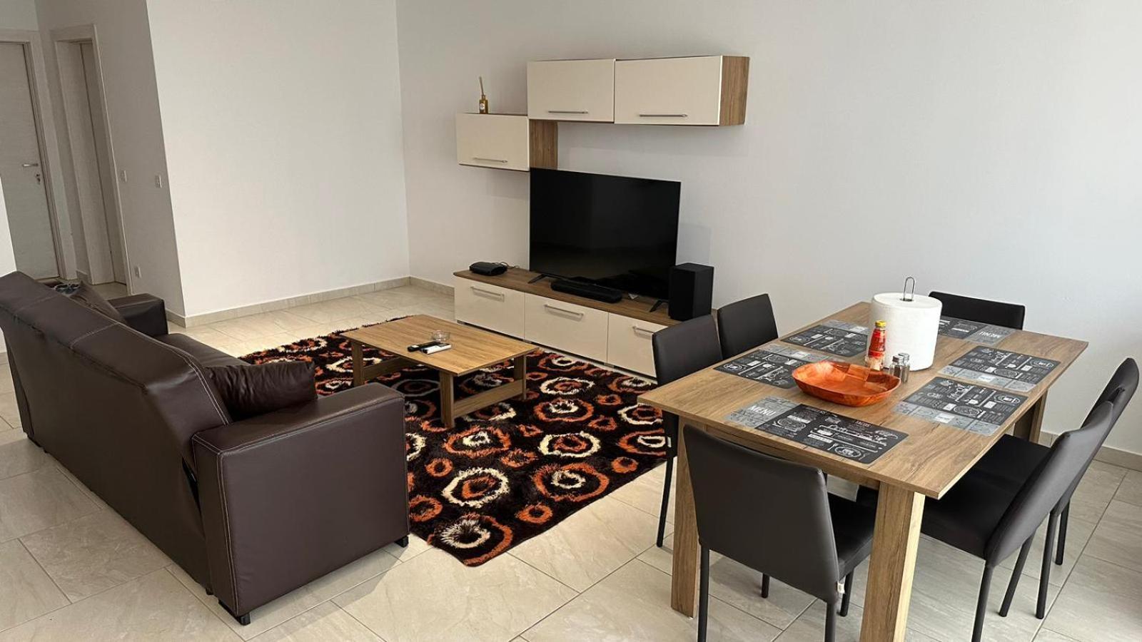 Gazde/Camere de închiriat Your Elegant Away From Shared Only With Host *
